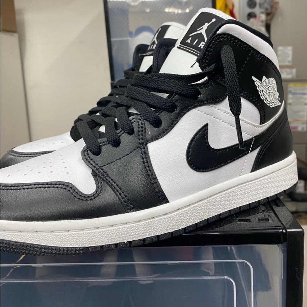 Air Jordan 1 Mid Oreo color-way🤍🖤